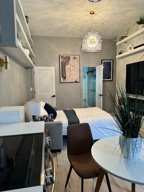 1 dormitorio, tabla de planchar con plancha, wifi y ropa de cama