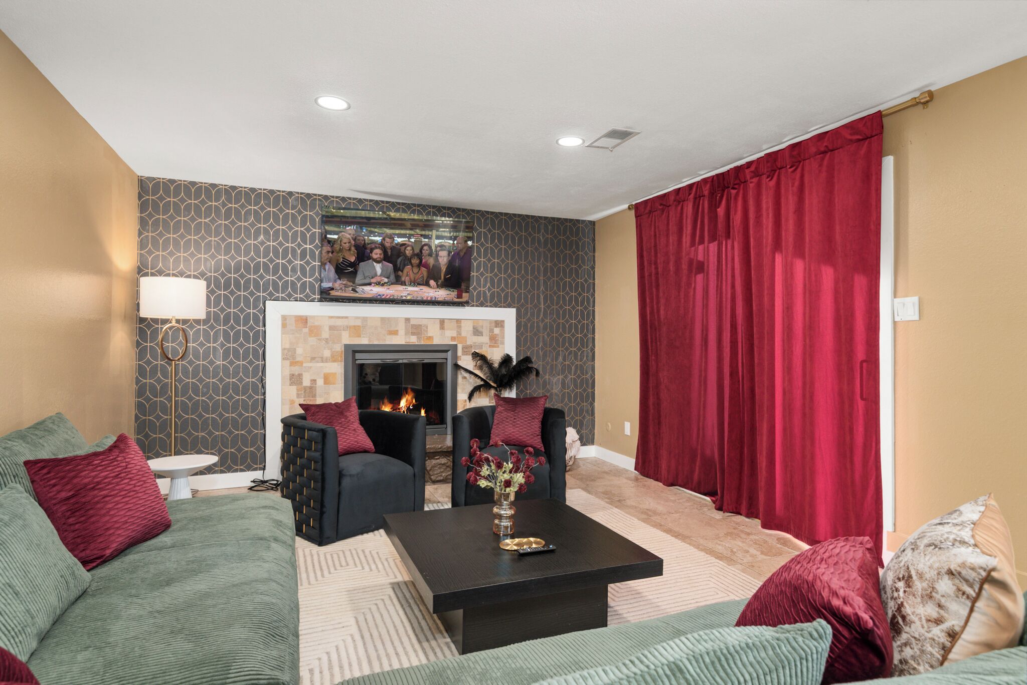 Smart-tv, eldstad, tv-spel och bordsfotboll