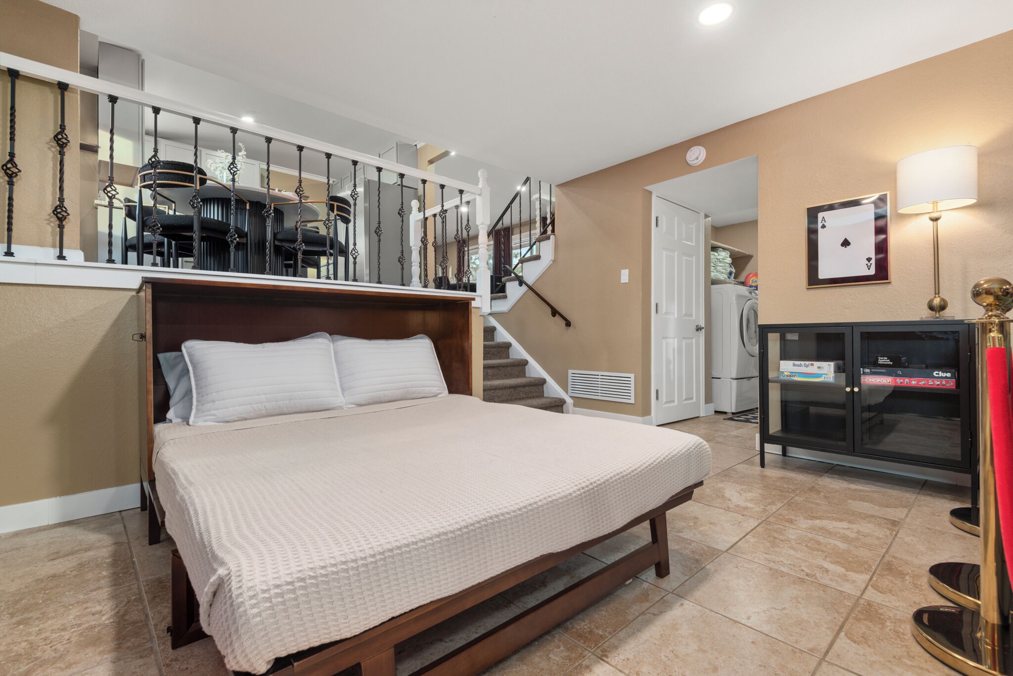 4 sovrum, skrivbord, strykjärn/strykbräda och resesäng