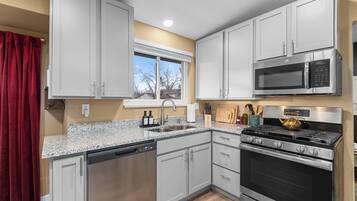 Refrigerador, microondas, horno, placa de cocina