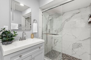 Shower, hair dryer, towels, soap - The Backyard Movie, Hot Tub & 2 Game Rooms (Arvada)