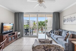 Condo, 1 cama King size y sofá cama (Waterscape 424-B) | Área de sala de estar