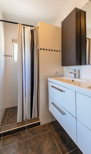 Shower, hair dryer, towels, soap - Villa Blue Lagoon - Coral Estate Resort, Curacao (Rif St Marie)
