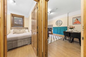 3 slaapkamers, een bureau, een strijkplank/strijkijzer, wifi