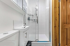 Een douche, een haardroger, handdoeken, shampoo