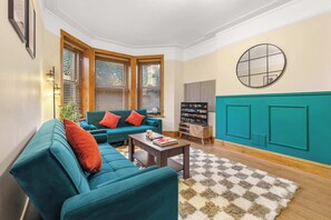 TV, offices - Maida Vale Apartment Sleeps 8 2 Min Walk from Maida Vale Station Weekend Parking Shared Garden (Greater London)