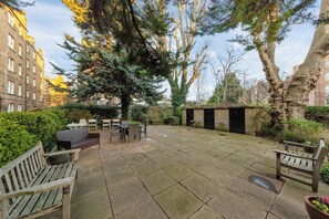 Outdoor dining - Maida Vale Apartment Sleeps 8 2 Min Walk from Maida Vale Station Weekend Parking Shared Garden (Greater London)