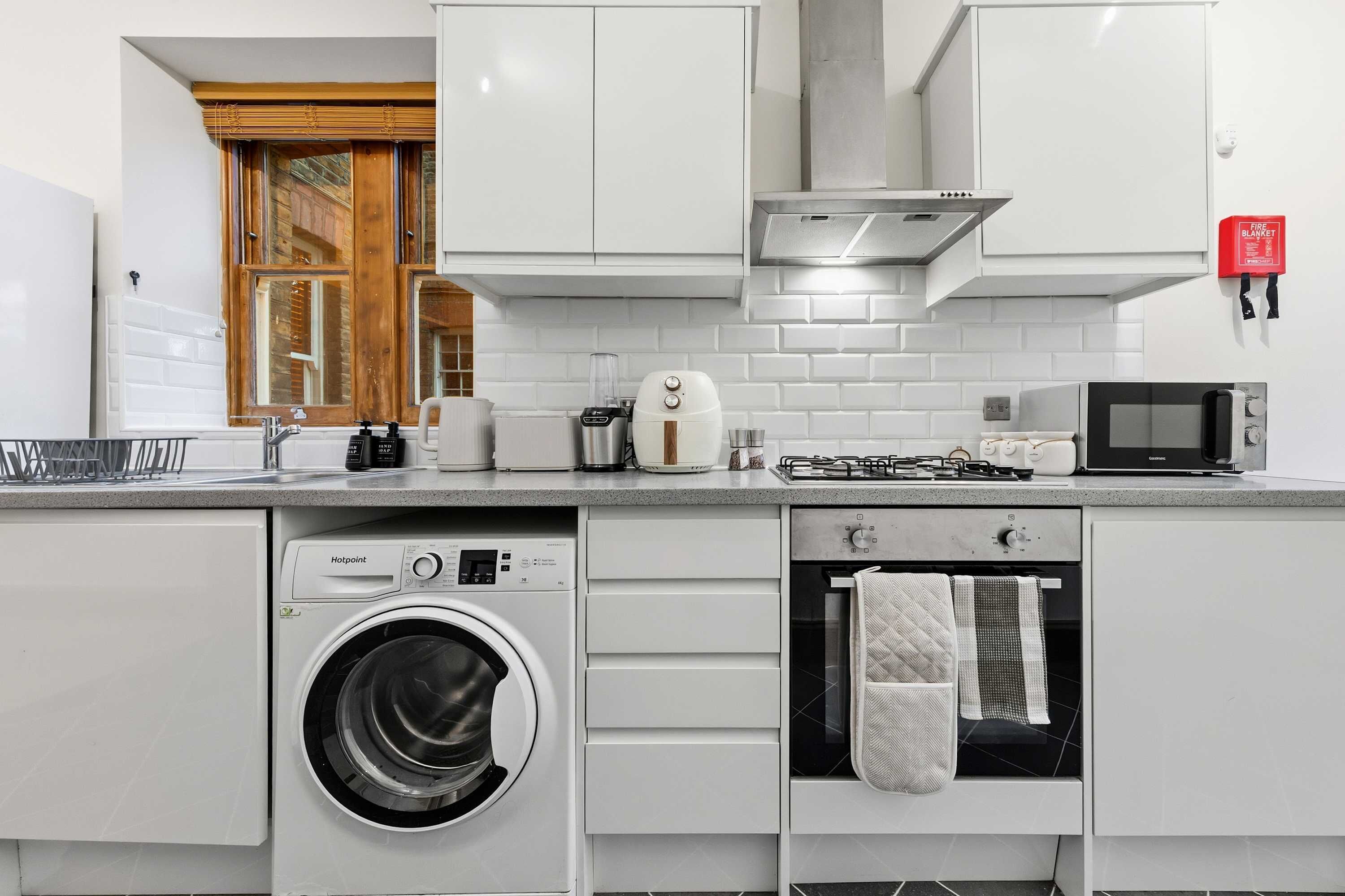 Jääkaappi, mikroaaltouuni, uuni, liesi