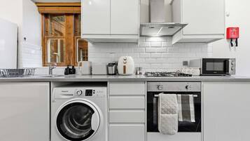 Jääkaappi, mikroaaltouuni, uuni, liesi