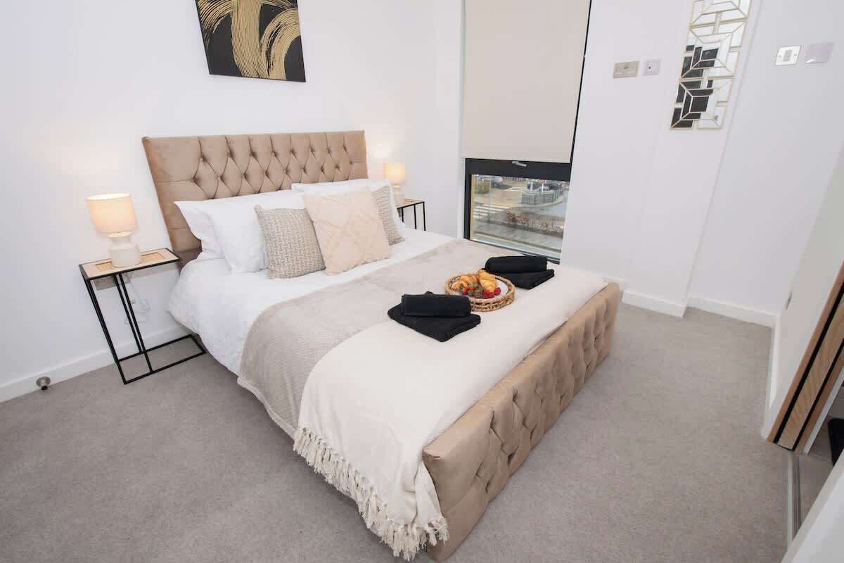 Tabla de planchar con plancha, wifi y ropa de cama 