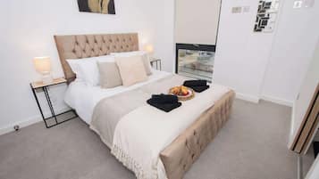 Tabla de planchar con plancha, wifi y ropa de cama