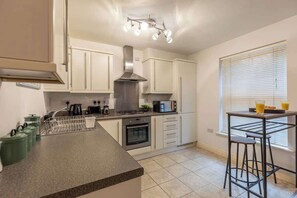 Fridge, microwave, oven, stovetop - Winchester City Centre Flat/Sleeps 6/Free Parking (Hampshire)