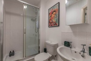 Shower, hair dryer, towels - Winchester City Centre Flat/Sleeps 6/Free Parking (Hampshire)