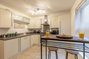 Fridge, microwave, oven, stovetop - Winchester City Centre Flat/Sleeps 6/Free Parking (Hampshire)