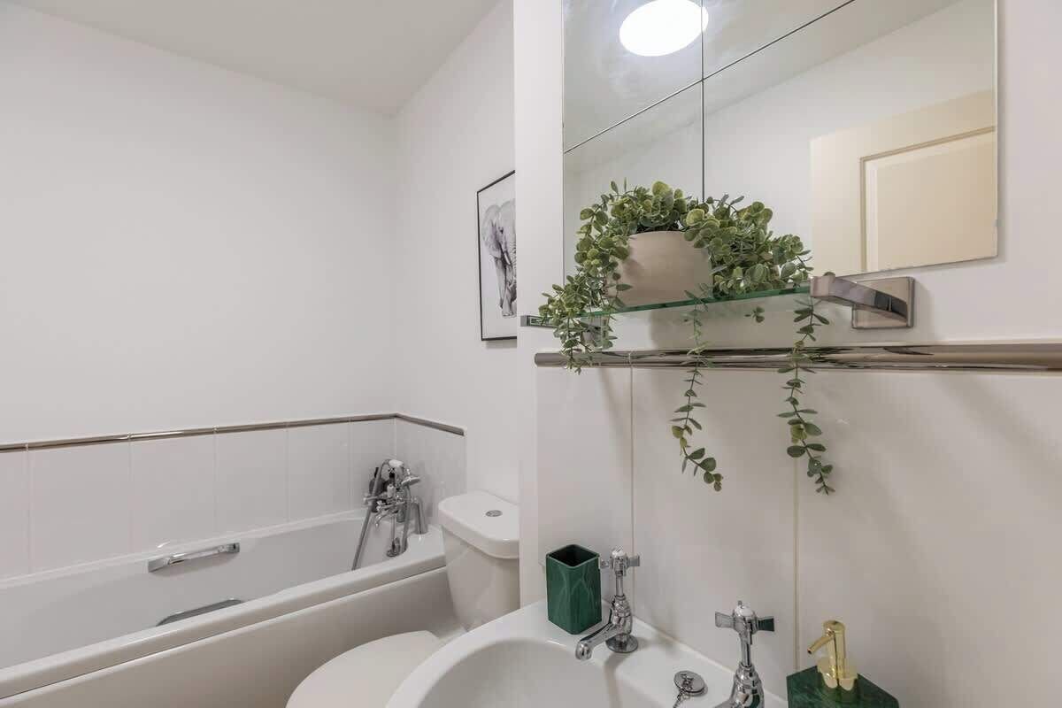 Suihku, hiustenkuivaaja, pyyhkeet