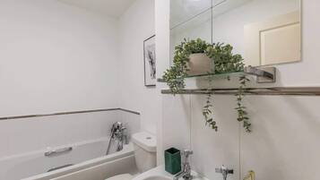 Suihku, hiustenkuivaaja, pyyhkeet