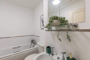 Shower, hair dryer, towels - Winchester City Centre Flat/Sleeps 6/Free Parking (Hampshire)