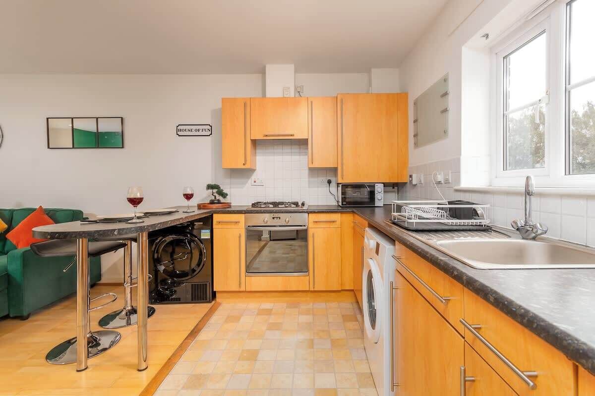 Fridge, oven, stovetop, dishwasher