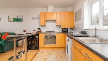 Fridge, oven, stovetop, dishwasher