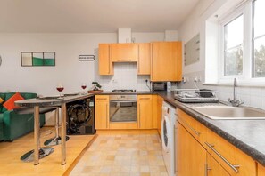 Refrigerador, horno, parrilla de estufa y lavavajillas 