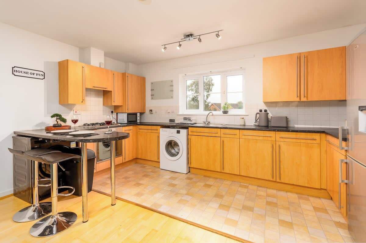 Fridge, oven, stovetop, dishwasher