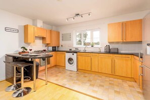 Refrigerador, horno, parrilla de estufa y lavavajillas 