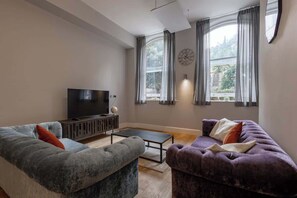 TV, offices - Modern City Centre Apartment (Nottingham)