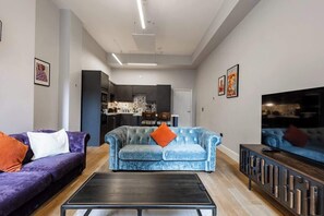 TV, offices - Modern City Centre Apartment (Nottingham)