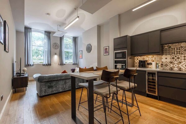 Fridge, microwave, oven, stovetop - Modern City Centre Apartment (Nottingham)