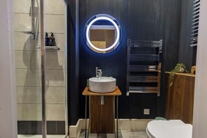 Shower, hair dryer, towels - Modern City Centre Apartment (Nottingham)