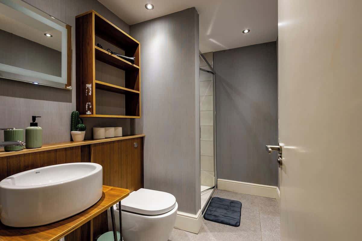 Shower, hair dryer, towels, shampoo