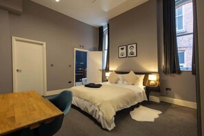 Desk, iron/ironing board, travel cot, WiFi - Modern City Centre Apartment (Nottingham)