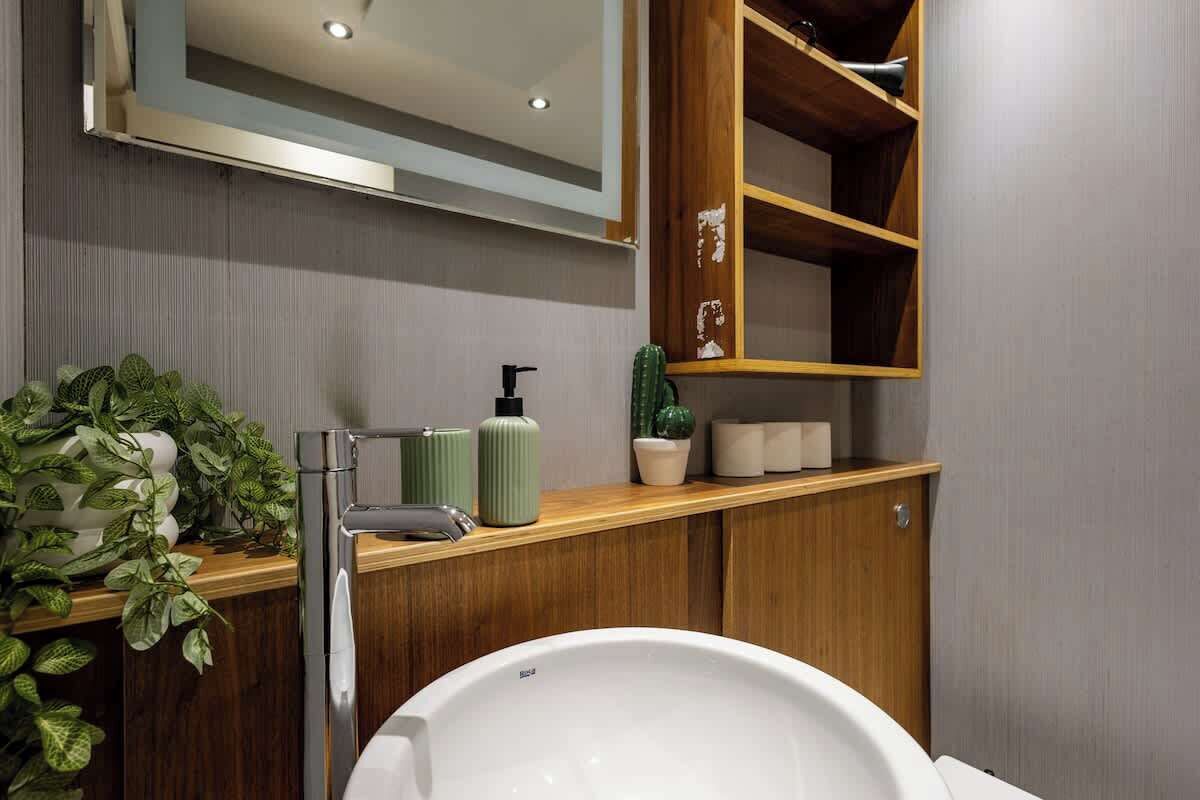 Shower, hair dryer, towels, shampoo