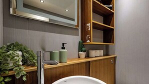 シャワー、ヘアドライヤー、タオル、シャンプー