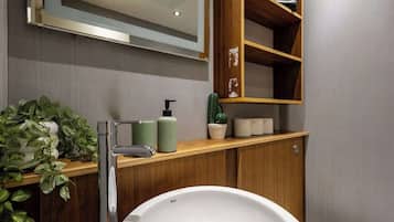 Shower, hair dryer, towels, shampoo