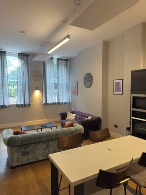 TV, offices - Modern City Centre Apartment (Nottingham)
