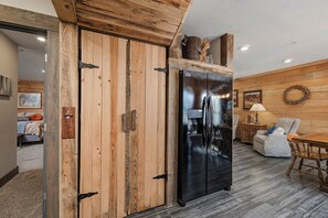 3 bedrooms, iron/ironing board, travel cot, free WiFi - 3 bdr with en-suites, great location w/ fire pit, modern kitchen, bedroom (Hollister)