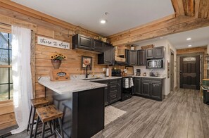 Fridge, microwave, oven, stovetop - 3 bdr with en-suites, great location w/ fire pit, modern kitchen, bedroom (Hollister)