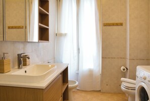 Douche, sèche-cheveux, bidet, serviettes fournies