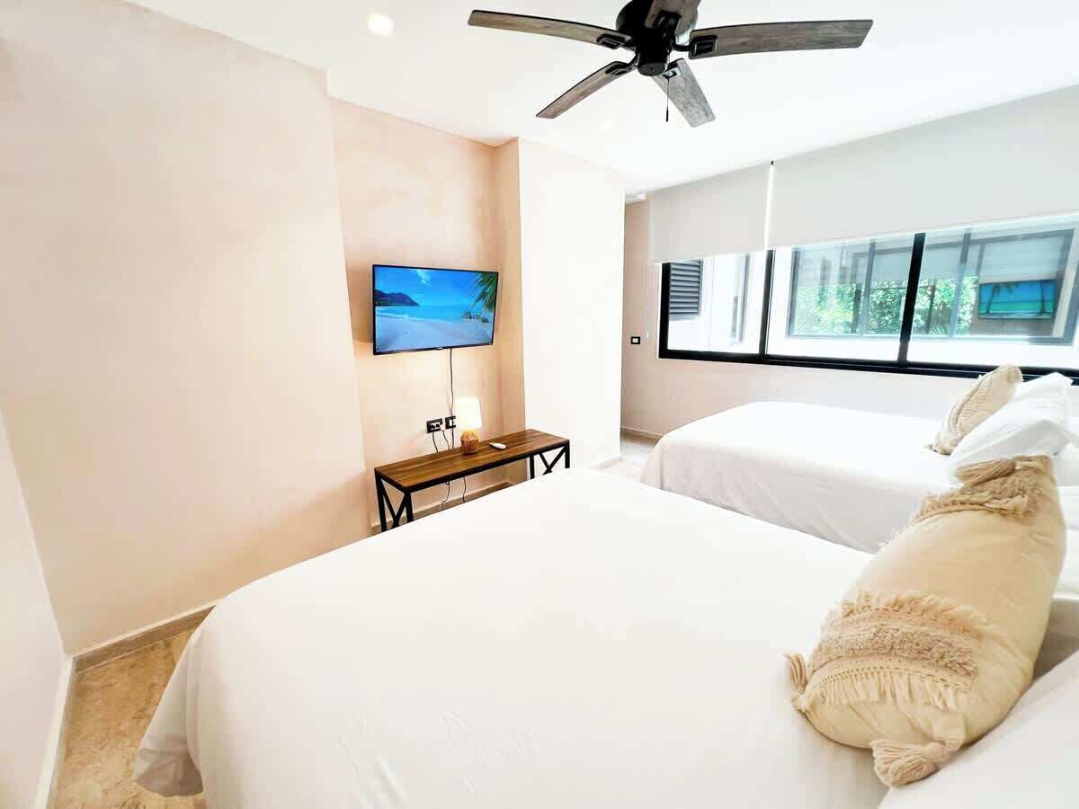 Tabla de planchar con plancha, wifi, ropa de cama
