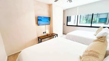 Tabla de planchar con plancha, wifi, ropa de cama