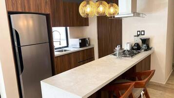 Een koelkast, een magnetron, een oven, een kookplaat