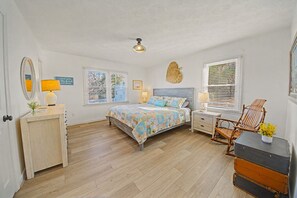 3 bedrooms, desk, iron/ironing board, WiFi - Peaceful home with dock, kayaks and sunset views (Deltaville)