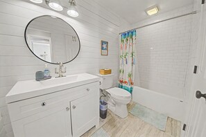 Shower, hair dryer, towels - Peaceful home with dock, kayaks and sunset views (Deltaville)