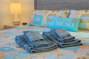 3 bedrooms, desk, iron/ironing board, WiFi - Peaceful home with dock, kayaks and sunset views (Deltaville)