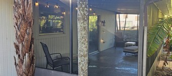 Secluded 2-bedroom Island charming Palm Tree Bokeelia house w/ Golf Cart, Canoe