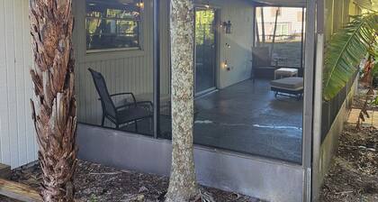 Secluded 2-bedroom Island charming Palm Tree Bokeelia house w/ Golf Cart, Canoe