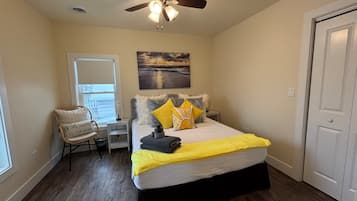 Een strijkplank/strijkijzer, gratis wifi, beddengoed