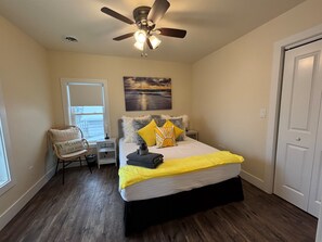 Een strijkplank/strijkijzer, gratis wifi, beddengoed