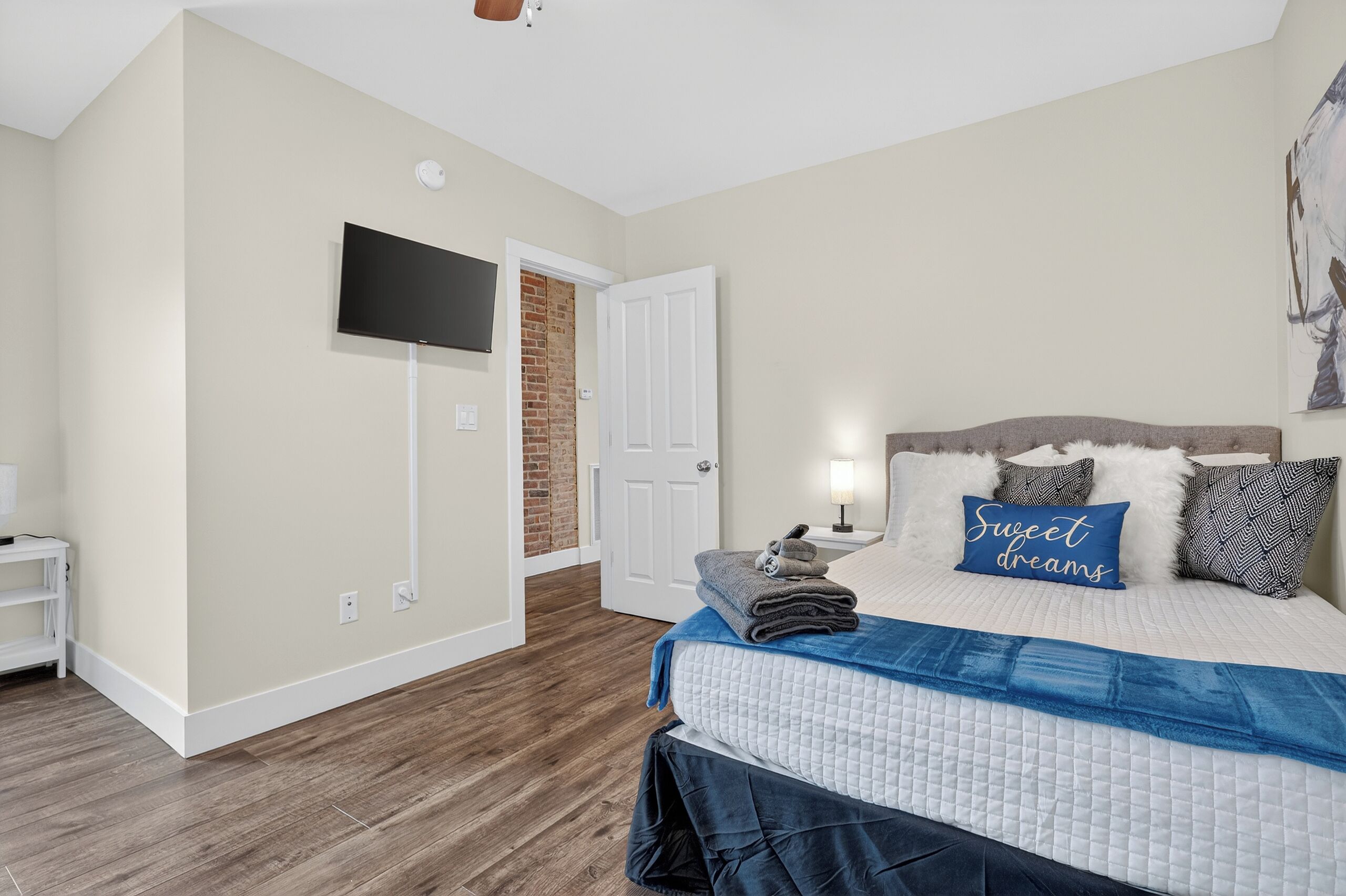 Iron/ironing board, free WiFi, bed sheets